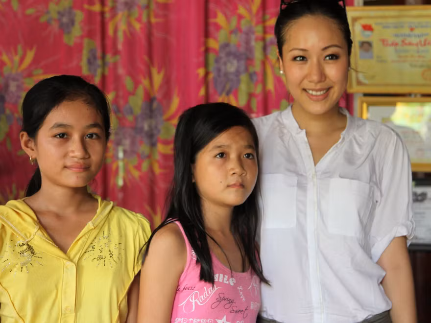 Ngô Phương Lan trao học bổng cho trẻ em nghèo