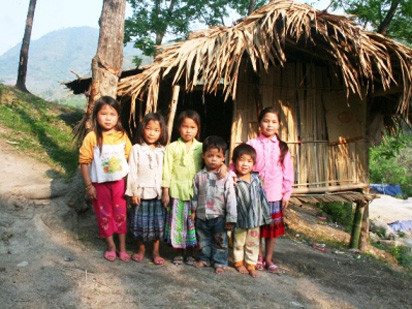 Cô bé 11 tuổi nuôi 5 em nhỏ ăn học