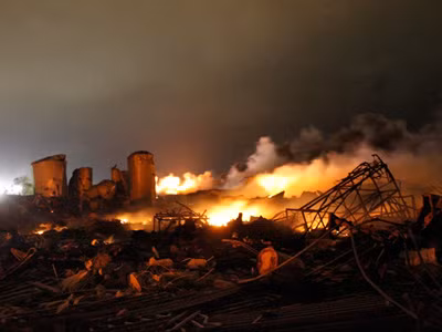 Hiện trường vụ nổ nhà máy phân bón ở Texas