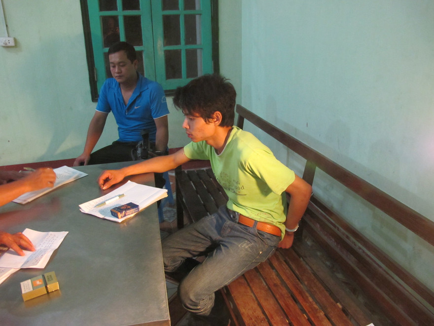 Lê Văn Luyện viết lời khai tại Đồn biên phòng Na Hình