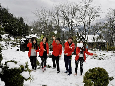 Khách du lịch đổ xô lên Sa Pa đón tuyết trắng