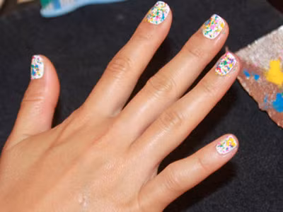 Nail graffiti cá tính cho bạn gái