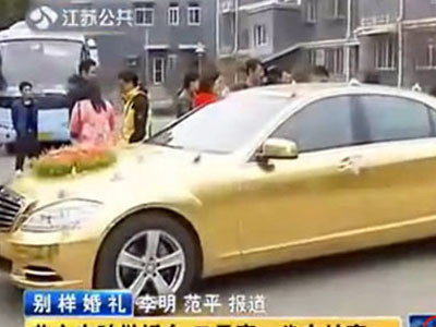 Náo động đám rước dâu với Mercedes mạ vàng