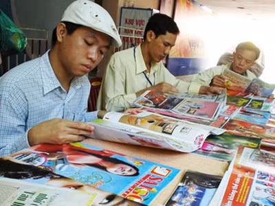 Cấm người khác đọc báo, xem tivi có thể bị phạt