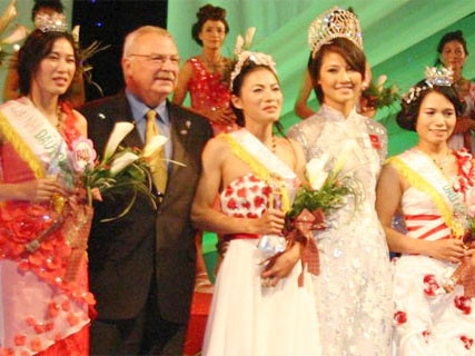 Á hậu 1 cuộc thi Dấu công duyên dáng 2010 Nghiêm Thu Lan (người đứng ngoài cùng bên trái) tố bị hãm hiếp