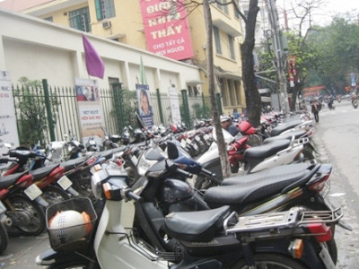 Thu hồi giấy phép sử dụng tạm hè phố trông xe vi phạm