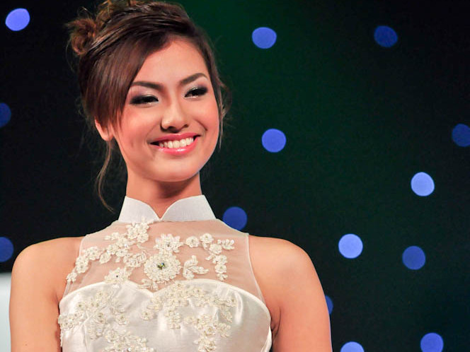 Người mẫu 17 tuổi mặc áo dài nghìn đô