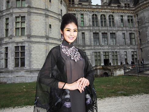Ngọc Hân kiêu sa diễn áo dài ở lâu đài Pháp