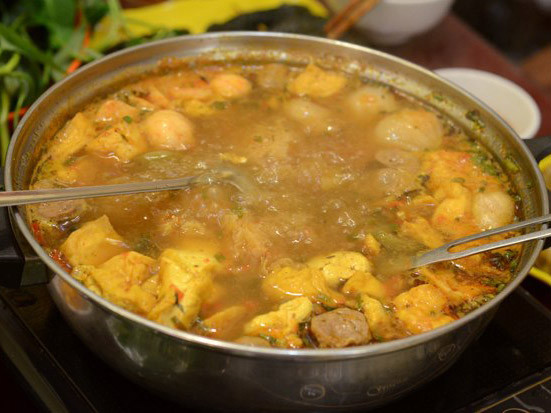 Nồi lẩu là sự kết hợp tinh tế của vị chua chua thanh thanh, xen lẫn vị ngọt bùi của đậu rán và há cảo.