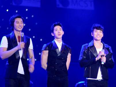 2AM 'hâm nóng' sân Mỹ Đình