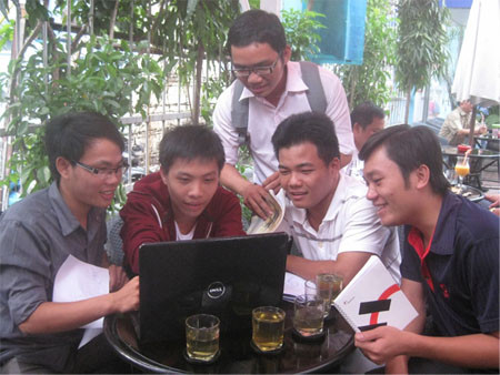 Năm chàng trai, một khát vọng đưa điện mặt trời về quê nghèo