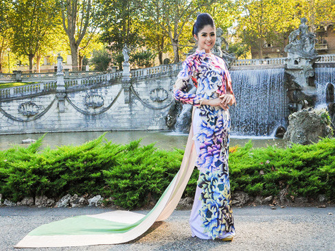 Ngọc Hân mặc áo dài hoa giữa khung cảnh nước Ý lãng mạn