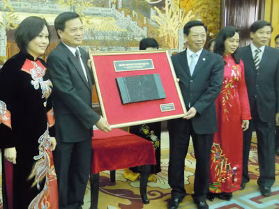 Chủ tịch UBND TP Hà Nội nhận phiên bản Chiếu dời đô Ảnh: Mac Vy