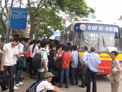 Sau ngày nghỉ lễ người dân lại ùn ùn đổ về Hà Nội