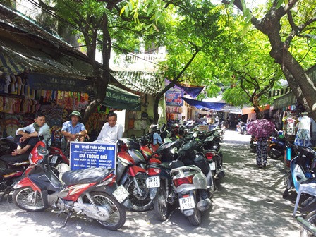 Hà Nội: Cấp phép trông xe ngay trên phố cấm