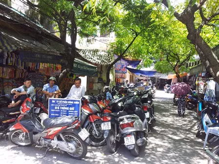 Hà Nội: Cấp phép trông xe ngay trên phố cấm