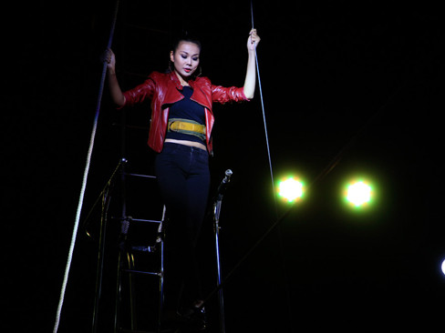 Thanh Hằng treo mình trên cao làm mẫu cho học trò