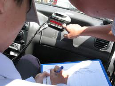 Nhân viên taxi 'phù phép' đồng hồ tính cước