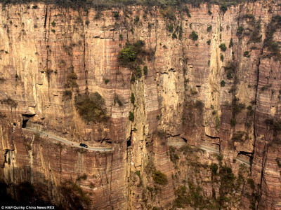Con đường xuyên núi được đào bằng tay