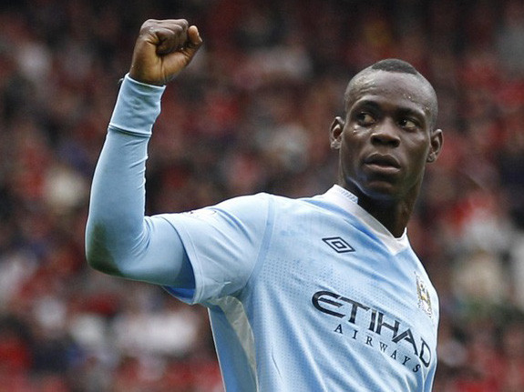 Man xanh bẻ nanh Quỷ đỏ