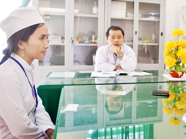 Điều dưỡng viên bị buộc thôi việc đòi xử lý công bằng