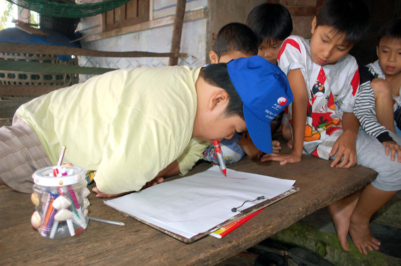 Giúp đang vẽ tranh bằng miệng