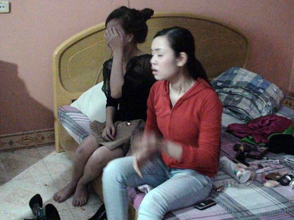 Má mì Nguyễn Hồng Vân (áo đỏ) và một gái bán dâm ở phòng chờ khách