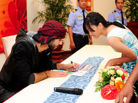 Buổi đấu giá của 'trai đẹp trục xuất'... ế bất ngờ