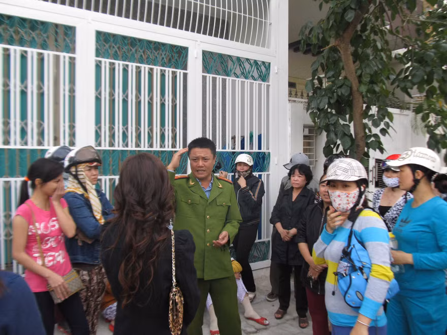 Dân bao vây nhà chủ hụi 'ôm' hàng chục tỷ đồng