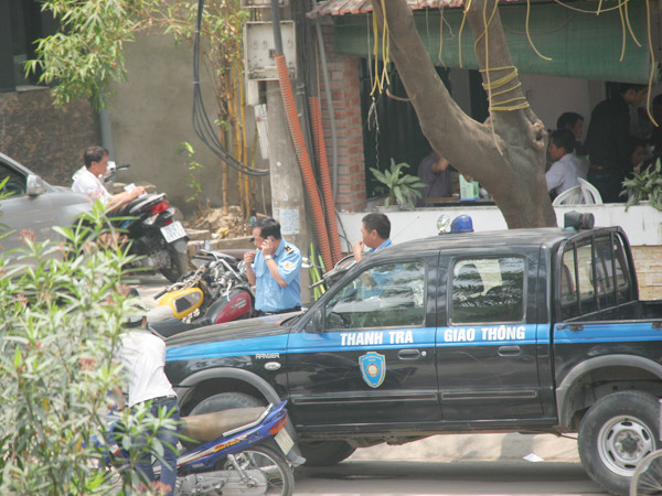 Sẽ xử lý thanh tra giao thông đỗ xe trên đường cấm, vào quán bia