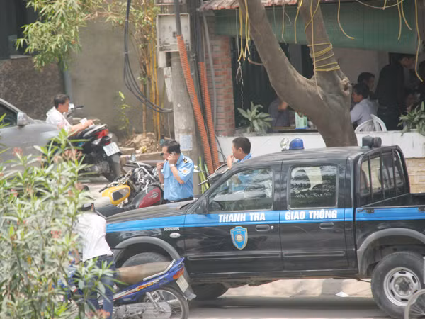 Sẽ xử lý thanh tra giao thông đỗ xe trên đường cấm, vào quán bia