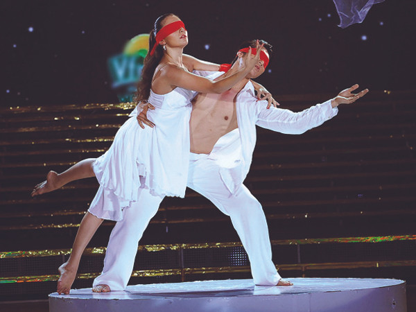 Tiết mục múa đương đại của Nam Thành trên sàn diễn và trên sàn tập Ảnh: Lý Võ Phú Hưng, Quỳnh Như