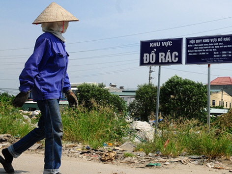 Xây biệt thự, đi xe hơi trên núi rác