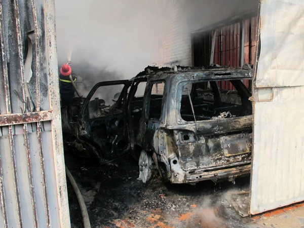 'Bà hỏa' thiêu rụi gara ô tô