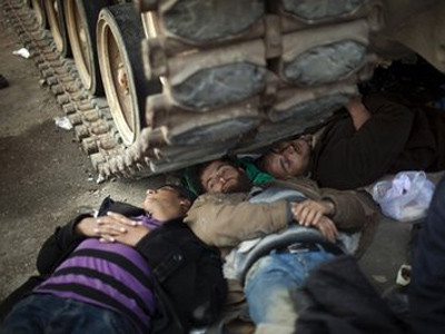 Người biểu tình nằm trước mũi xe tăng tại Cairo