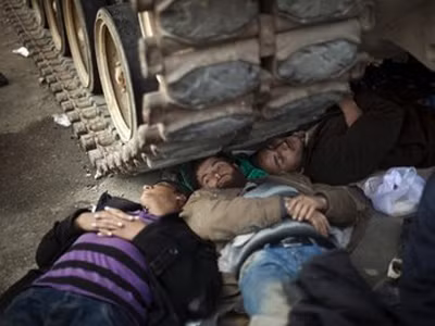 Người biểu tình nằm trước mũi xe tăng tại Cairo