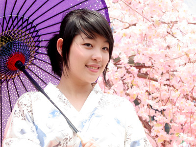 Thiếu nữ duyên dáng bên hoa anh đào