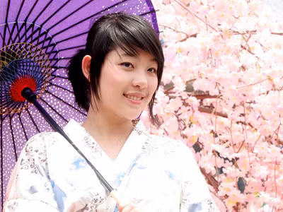 Thiếu nữ duyên dáng bên hoa anh đào