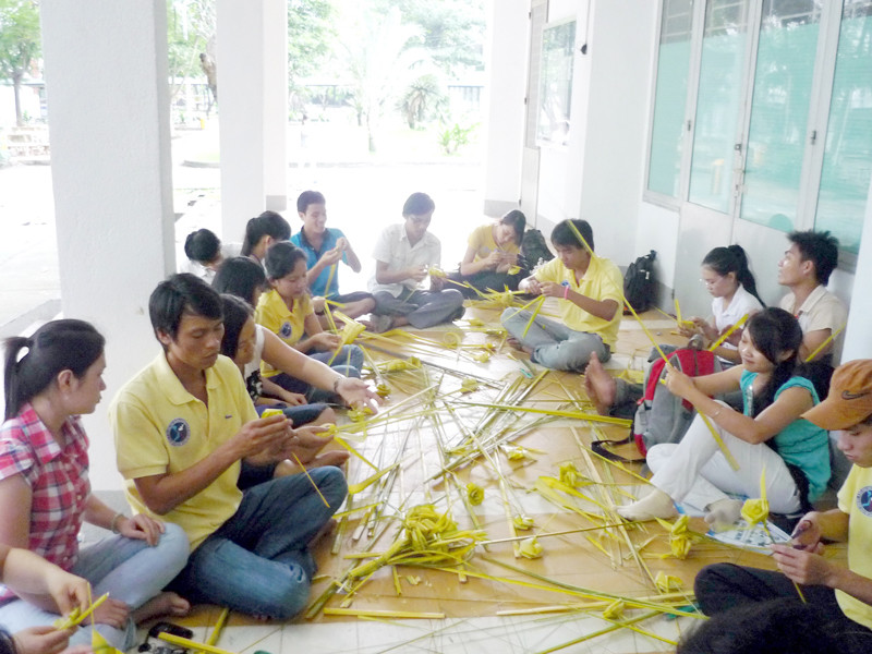 Bạn trẻ xếp lá dừa gây quỹ