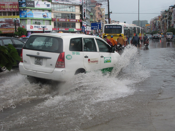 Hà Nội ngập sâu sau trận mưa lớn
