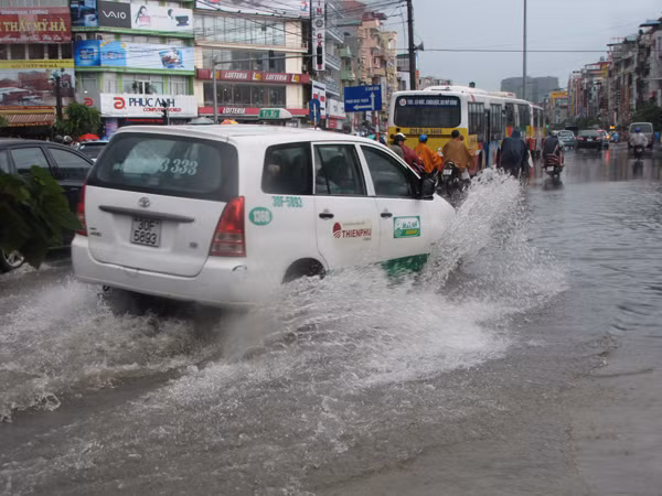 Hà Nội ngập sâu sau trận mưa lớn