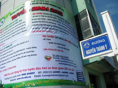 Nhiều quảng cáo ưu đãi cho thí sinh Ảnh: Nguyễn Huy