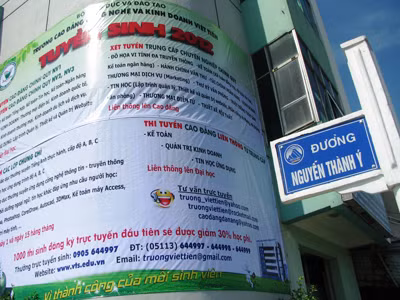 Nhiều quảng cáo ưu đãi cho thí sinh Ảnh: Nguyễn Huy