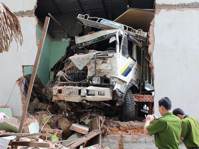 Xe ben lại lao thẳng vào nhà dân