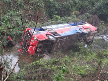 Xe khách rơi xuống vực, 6 người thương vong