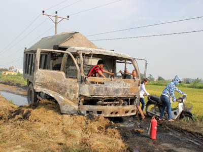 Chiếc ô tô bị lửa đốt rơm gây cháy