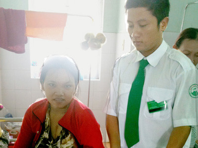 Tài xế taxi đỡ đẻ giữa đường