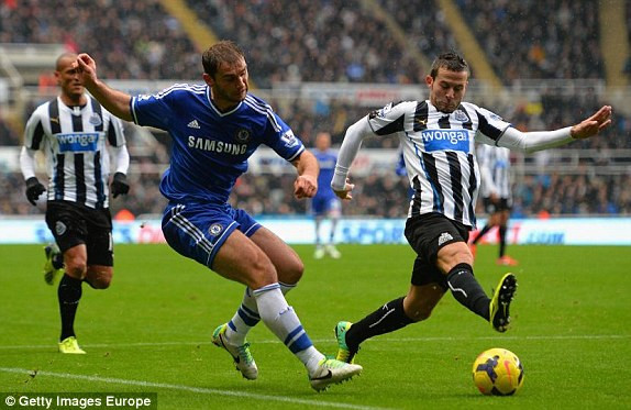 Gục ngã tại St James' Park, Chelsea lỡ cơ hội lên đỉnh