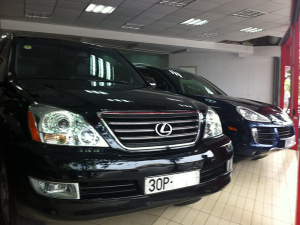 Chiếc Lexus 470 đang được rao bán với giá 2 tỷ 250 triệu đồng tại một salon ô tô ở quận Cầu Giấy Ảnh: P.C