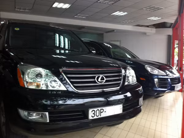 Chiếc Lexus 470 đang được rao bán với giá 2 tỷ 250 triệu đồng tại một salon ô tô ở quận Cầu Giấy Ảnh: P.C